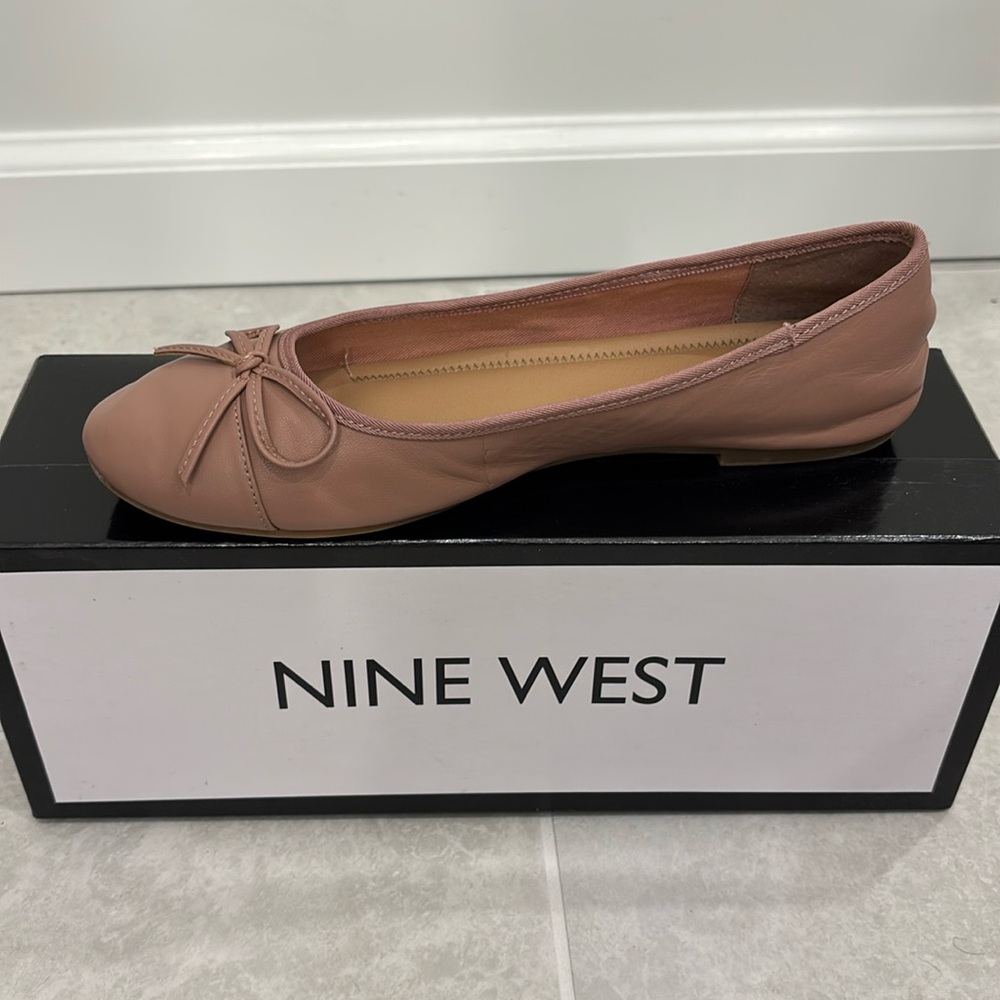 Nine West Women’s Nude Flat Shoe in size 7
